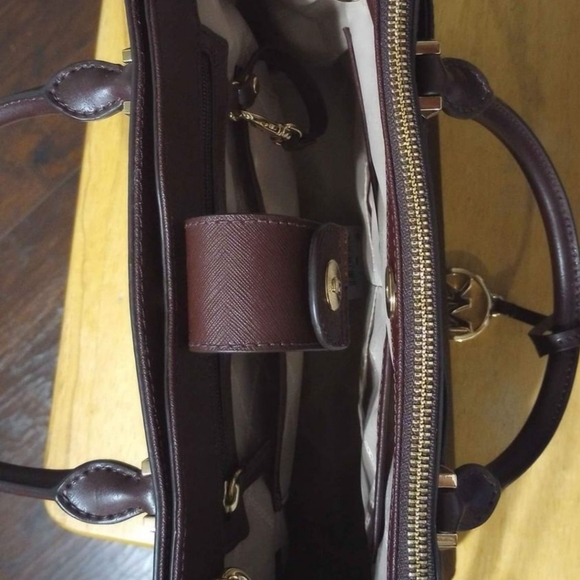 MICHAEL KORS PURSE - Picture 6 of 8